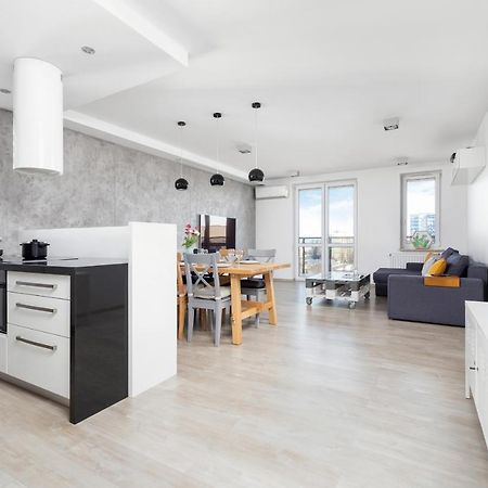 Avia Apartment Three Bedroom Two Balcony Ac & Parking By Noclegi Renters Cracovie Extérieur photo