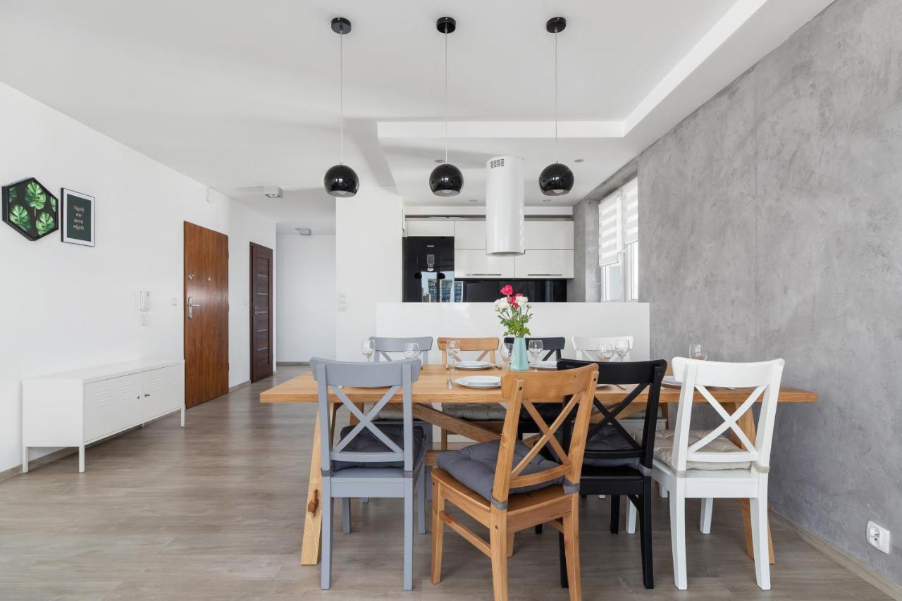 Avia Apartment Three Bedroom Two Balcony Ac & Parking By Noclegi Renters Cracovie Extérieur photo