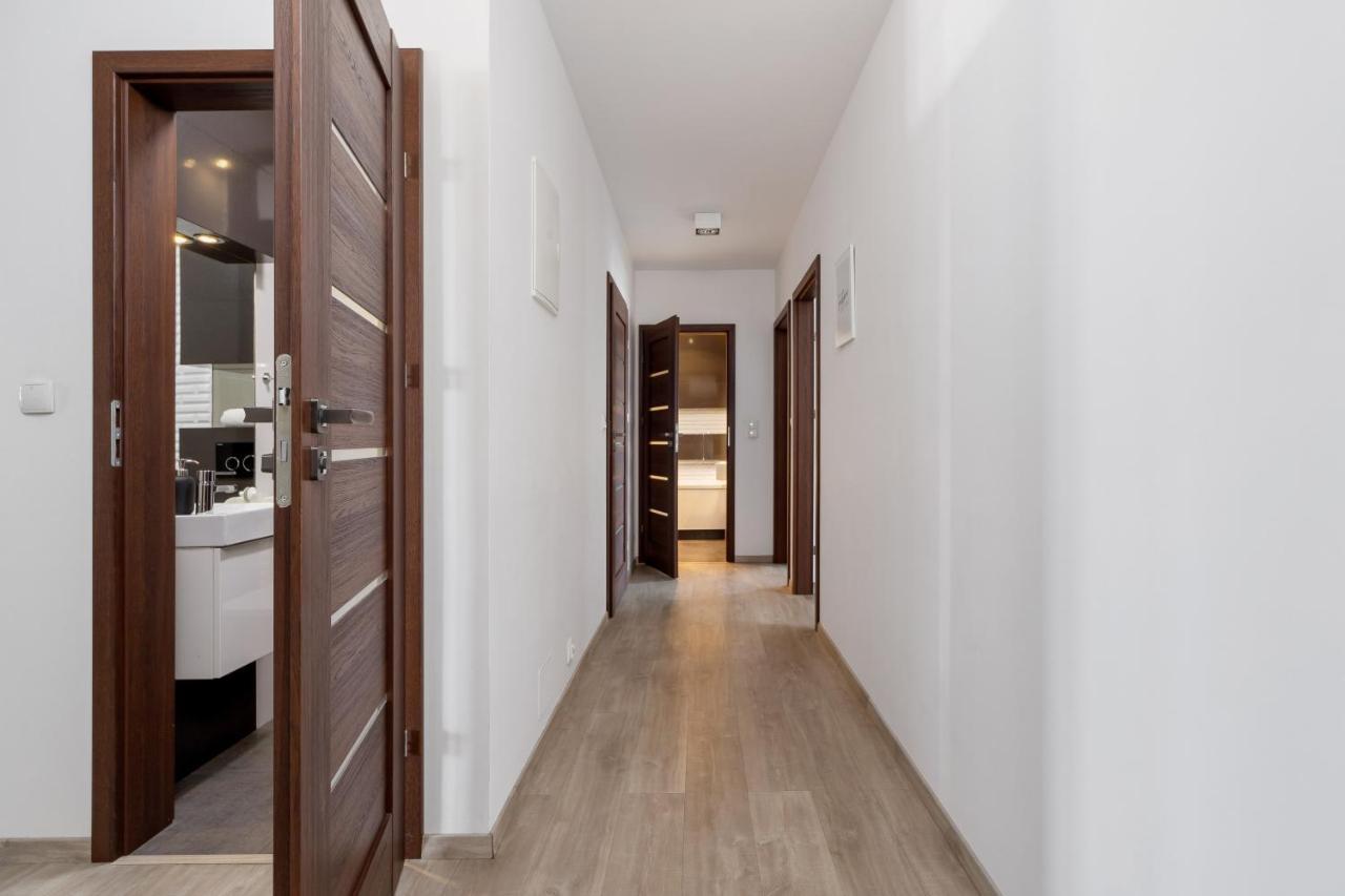 Avia Apartment Three Bedroom Two Balcony Ac & Parking By Noclegi Renters Cracovie Extérieur photo
