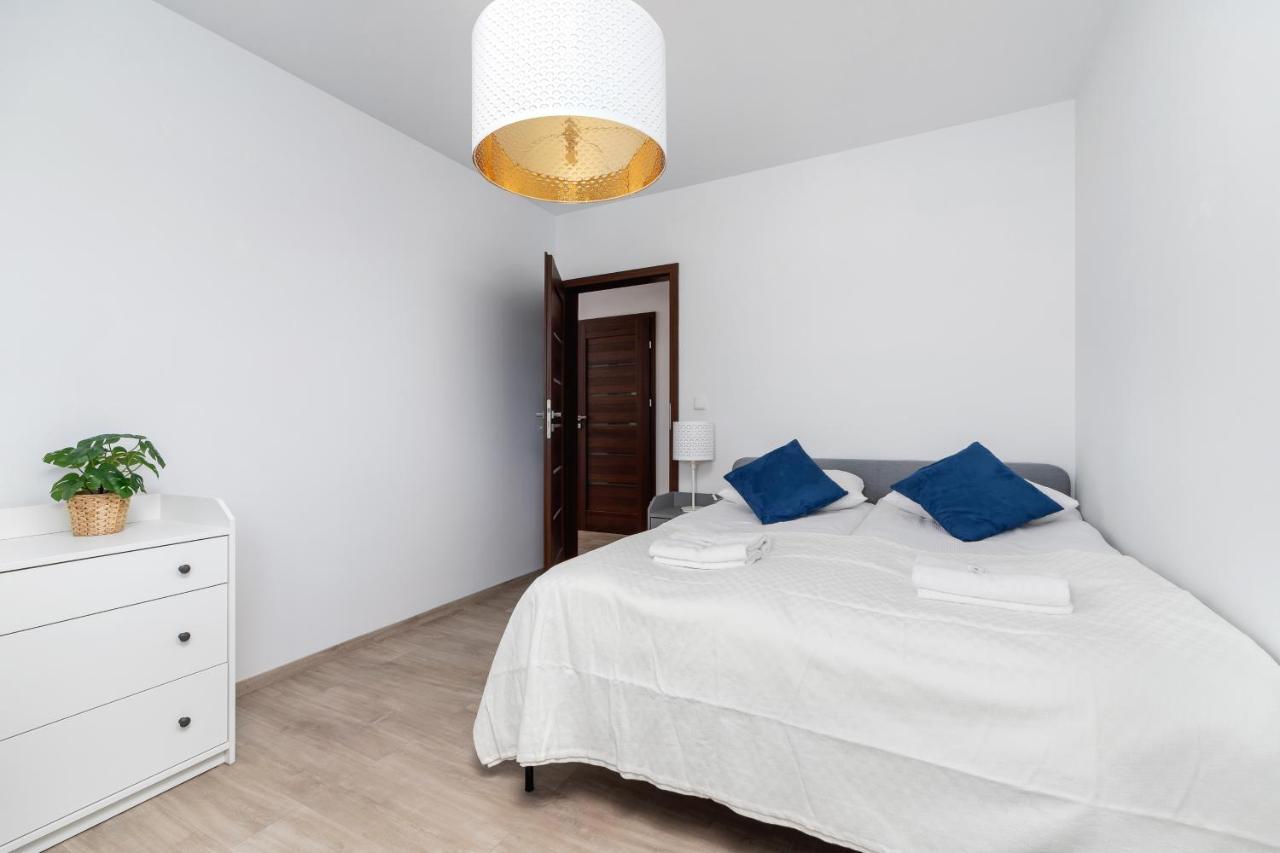 Avia Apartment Three Bedroom Two Balcony Ac & Parking By Noclegi Renters Cracovie Extérieur photo