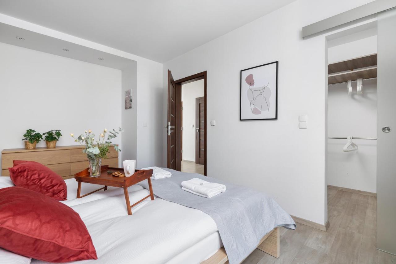 Avia Apartment Three Bedroom Two Balcony Ac & Parking By Noclegi Renters Cracovie Extérieur photo