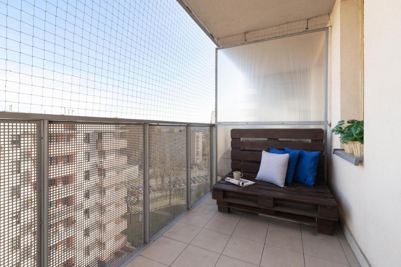 Avia Apartment Three Bedroom Two Balcony Ac & Parking By Noclegi Renters Cracovie Extérieur photo