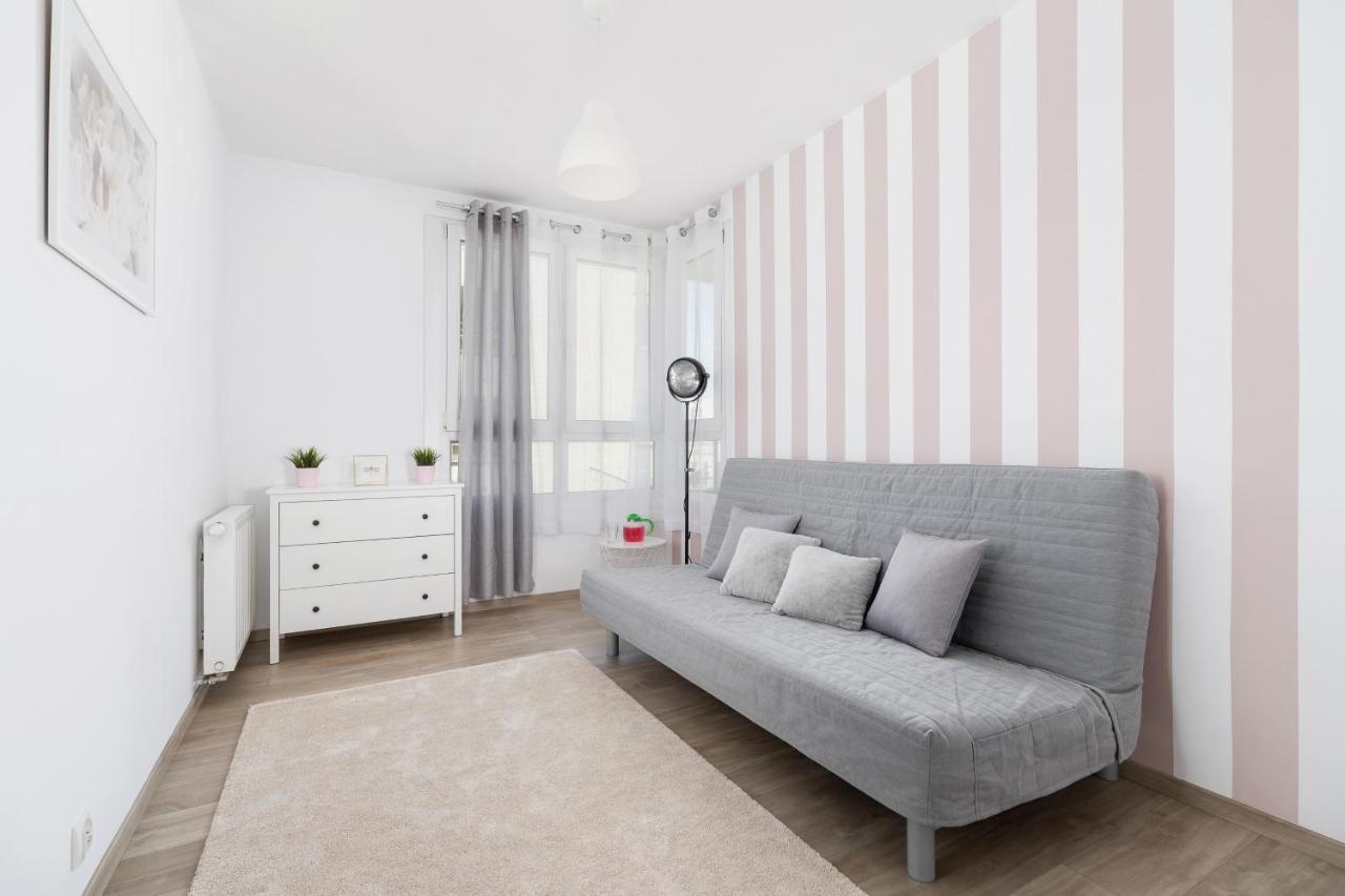 Avia Apartment Three Bedroom Two Balcony Ac & Parking By Noclegi Renters Cracovie Extérieur photo