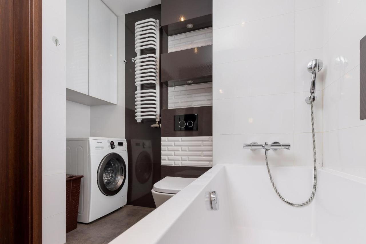 Avia Apartment Three Bedroom Two Balcony Ac & Parking By Noclegi Renters Cracovie Extérieur photo