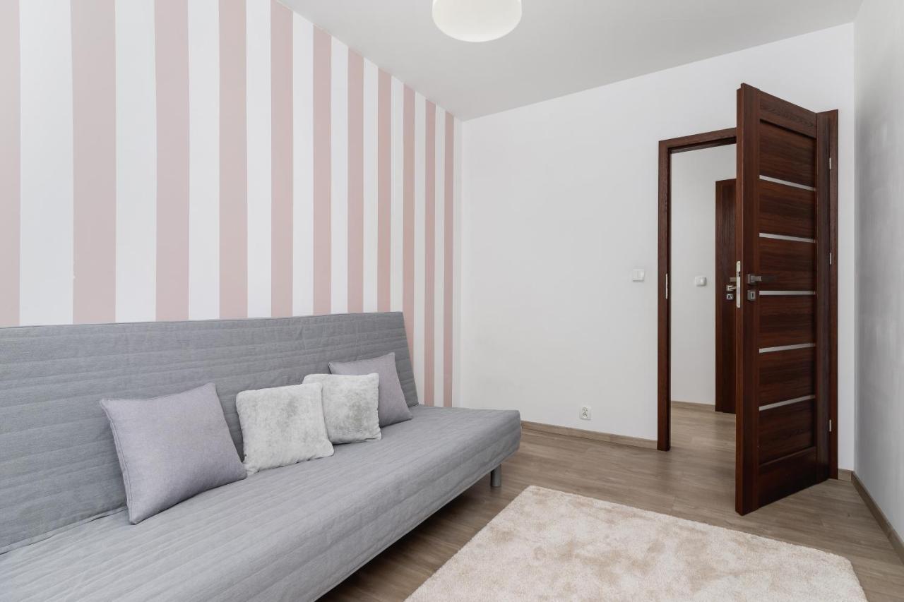 Avia Apartment Three Bedroom Two Balcony Ac & Parking By Noclegi Renters Cracovie Extérieur photo