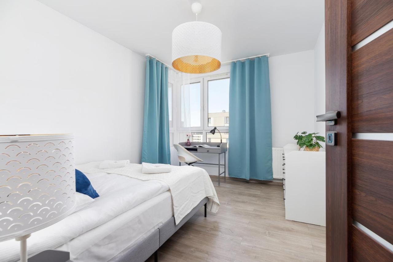 Avia Apartment Three Bedroom Two Balcony Ac & Parking By Noclegi Renters Cracovie Extérieur photo