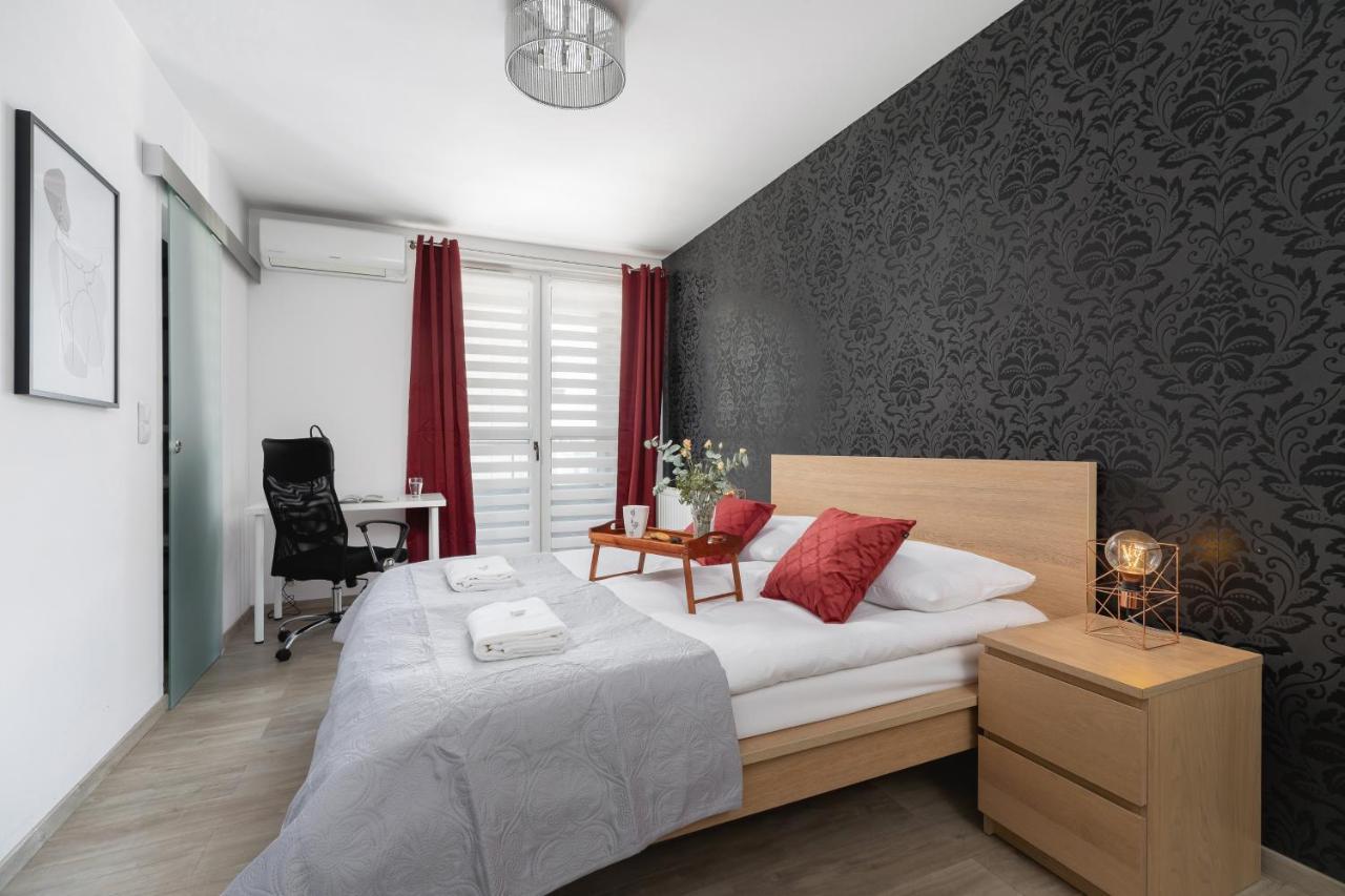 Avia Apartment Three Bedroom Two Balcony Ac & Parking By Noclegi Renters Cracovie Extérieur photo