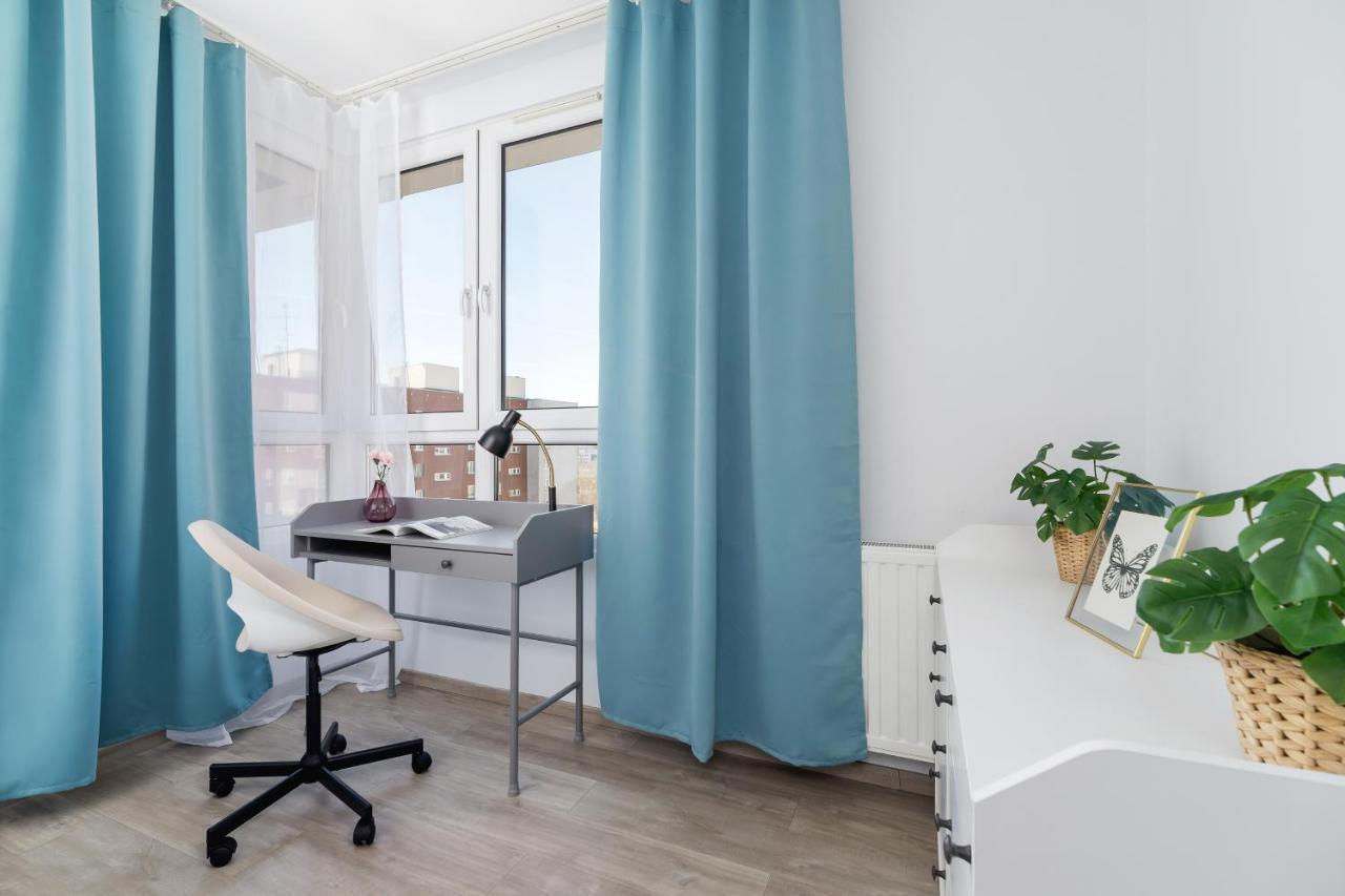 Avia Apartment Three Bedroom Two Balcony Ac & Parking By Noclegi Renters Cracovie Extérieur photo