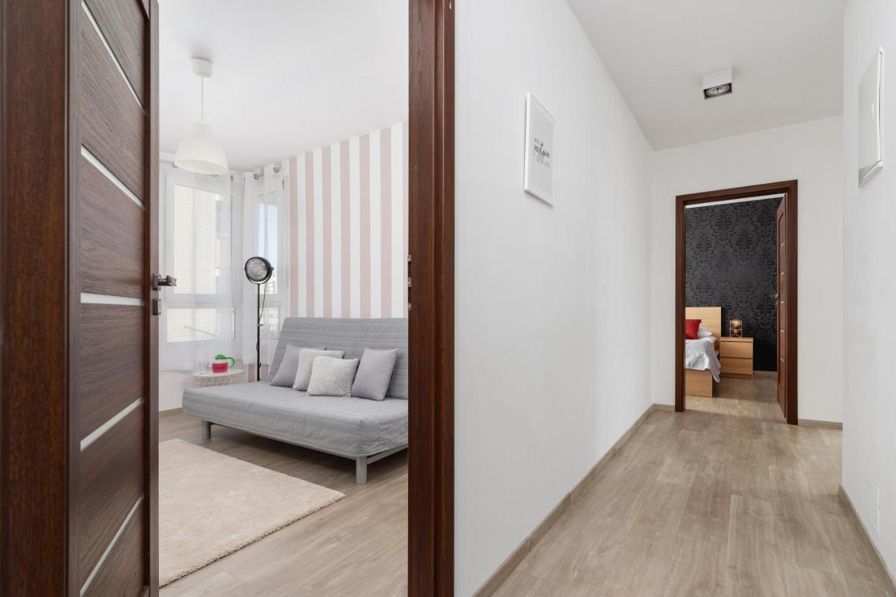 Avia Apartment Three Bedroom Two Balcony Ac & Parking By Noclegi Renters Cracovie Extérieur photo