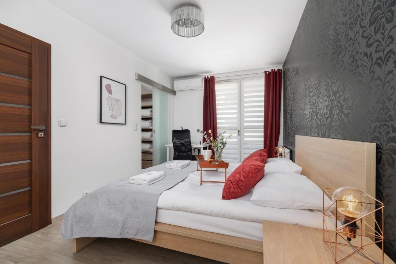 Avia Apartment Three Bedroom Two Balcony Ac & Parking By Noclegi Renters Cracovie Extérieur photo
