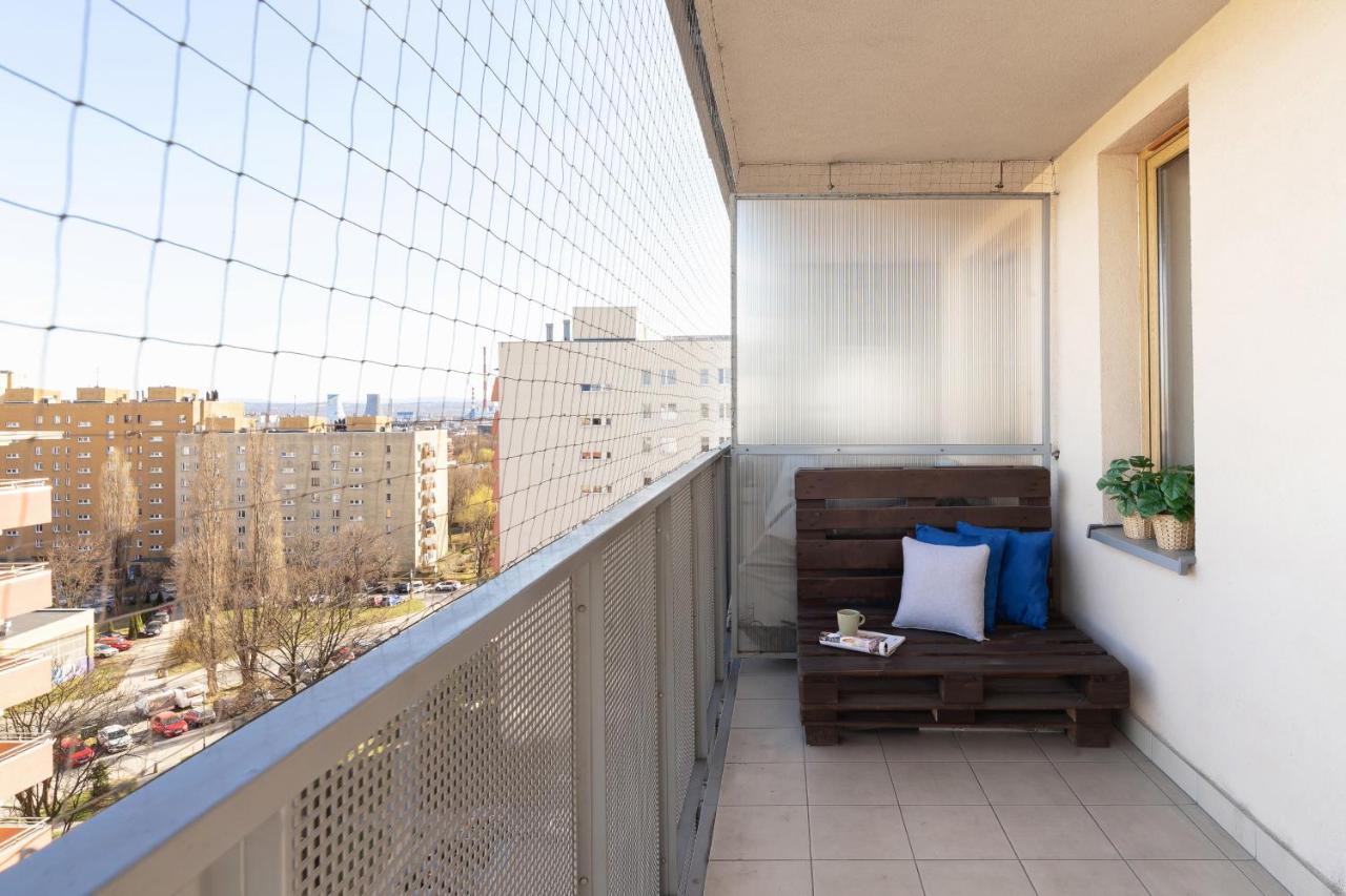 Avia Apartment Three Bedroom Two Balcony Ac & Parking By Noclegi Renters Cracovie Extérieur photo